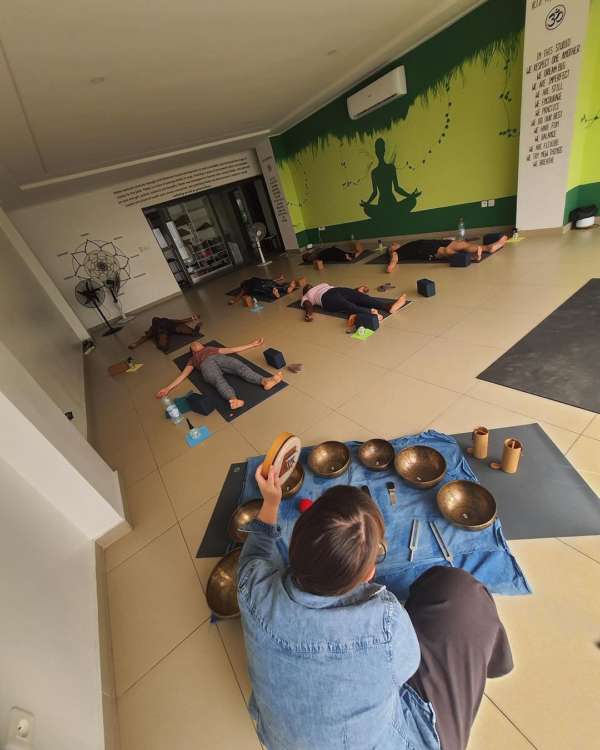 Full moon yoga practice & sound healing – Image 2